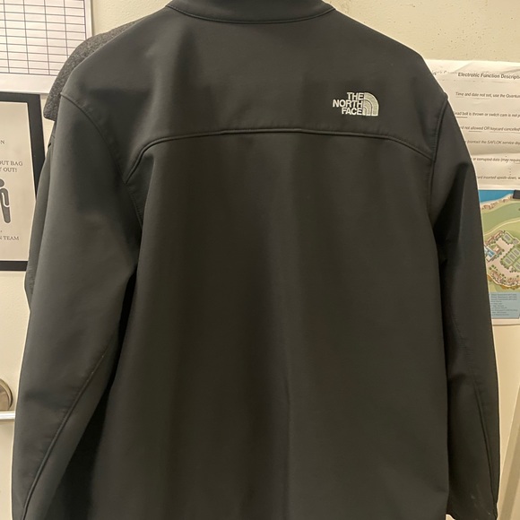 North face windbreaker jacket - Picture 2 of 3